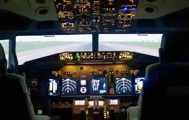 Vliegen in een vluchtsimulator bij Flanders Flight Training Center in België!